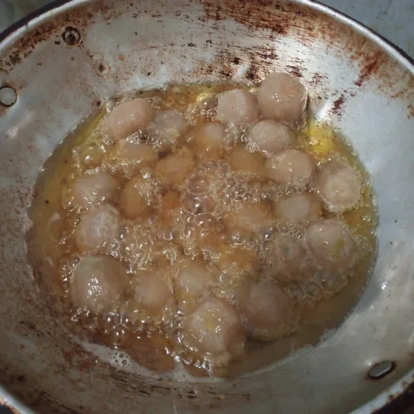 Panaskan minyak, goreng sampai kecoklatan.