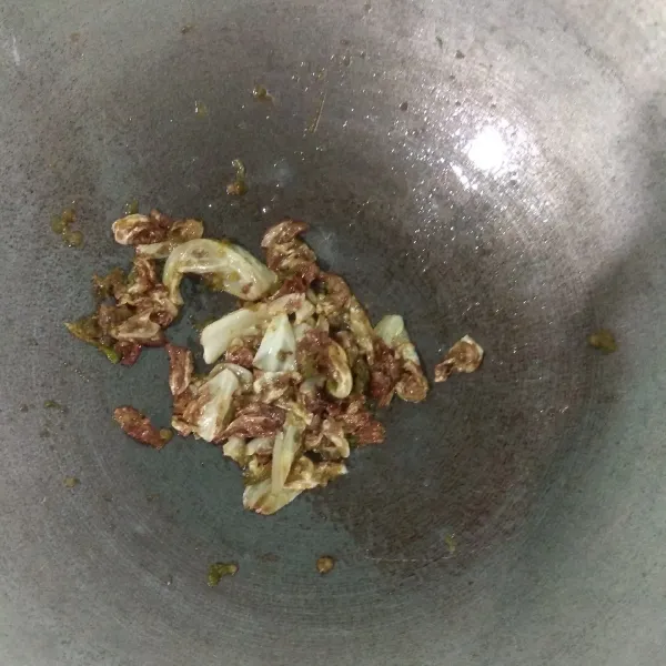 Masukan kol yang sudah digoreng, aduk rata, jika sudah tercampur rata, angkat dan matikan api.