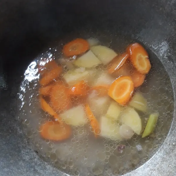 Masukkan kentang dan wortel masak sampai empuk.