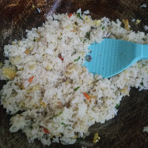 Beri garam, kaldu bubuk dan lada bubuk. Aduk rata, tes rasa. Angkat.