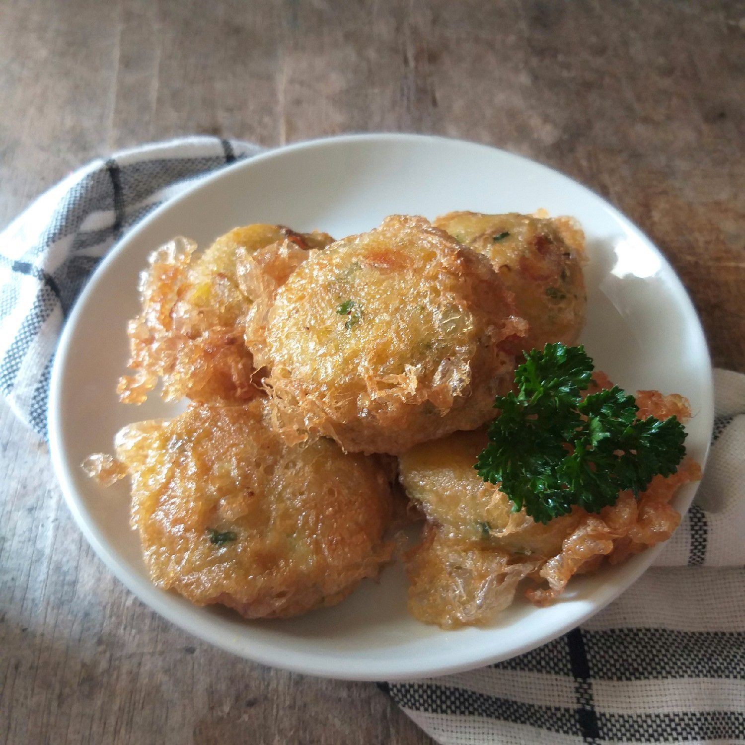 Perkedel kentang ekonomis yang siap disajikan