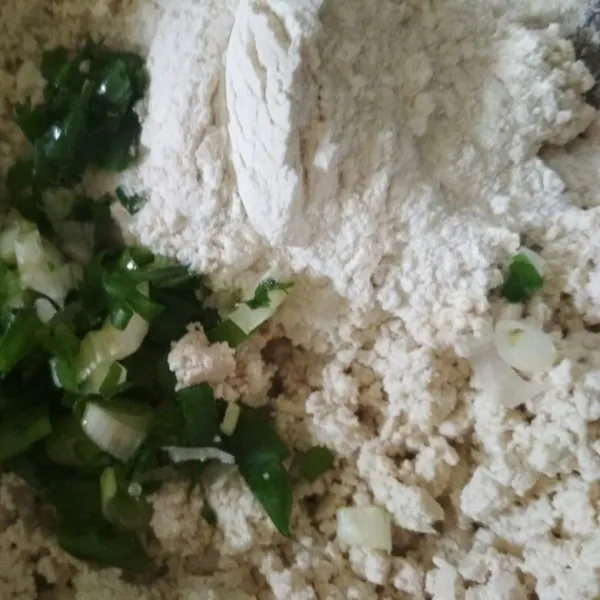 Tambahkan potongan daun bawang, tepung bumbu dan bumbu mie instan aduk hingga rata, koreksi rasa