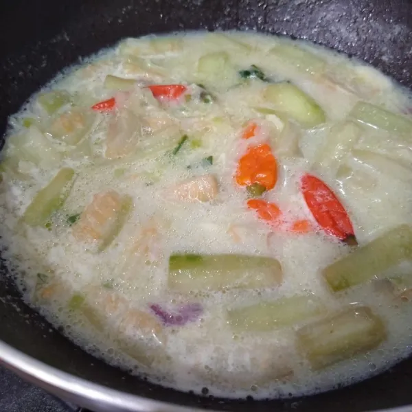 Setelah bumbu meresap dan matang, angkat dan sajikan