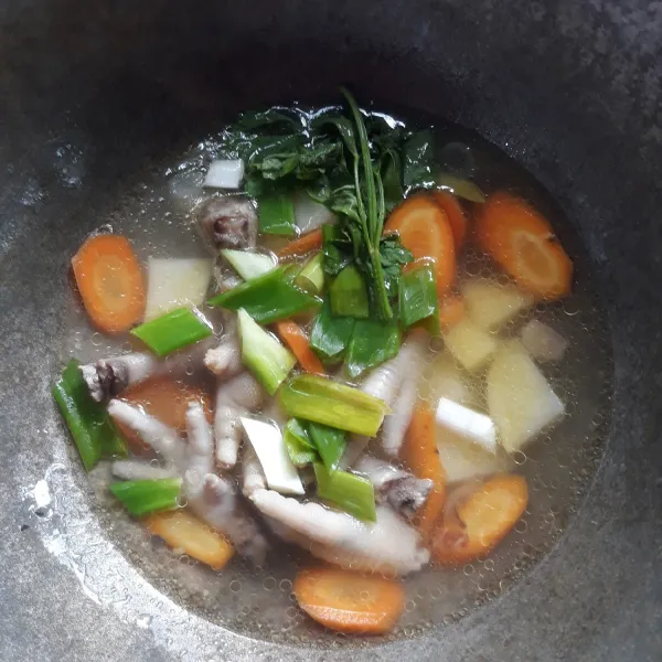 Terakhir masukkan ceker, daun bawang seledri, garam dan kaldu bubuk masak sampai air mendidih, angkat, dan siap di sajikan.