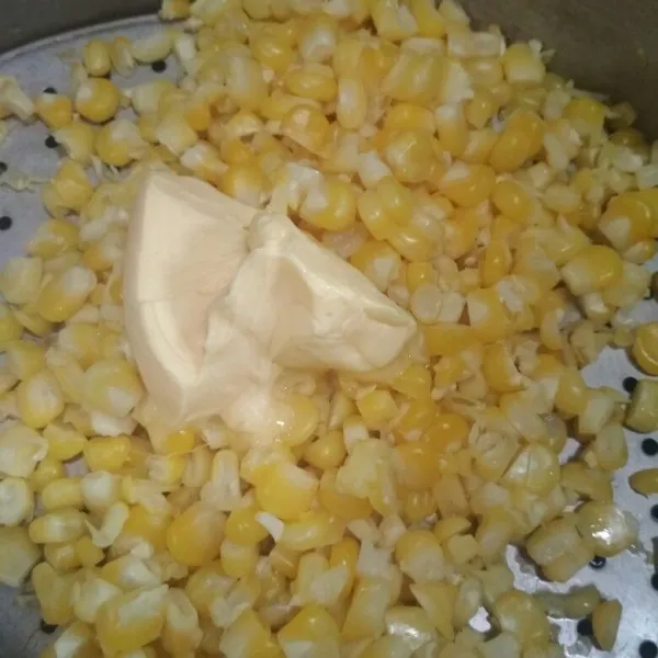 Setelah jagung matang matikan api kemudian tambahkan margarin aduk hingga tercampur rata-rata dalam mangkuk /cup