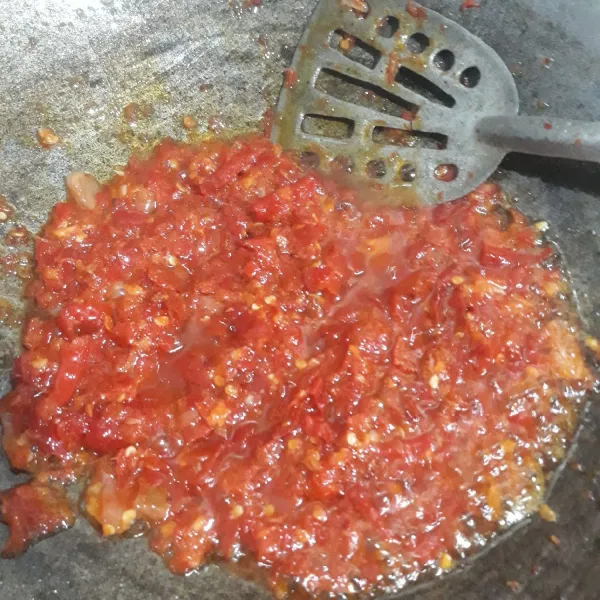 Lalu goreng cabe, masukkan kaldu bubuk, masak cabe sampai bau langu hilang.