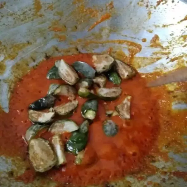 Masukkan air secukupnya,masak sampai mendidih lalu masukkan terong.aduk rata