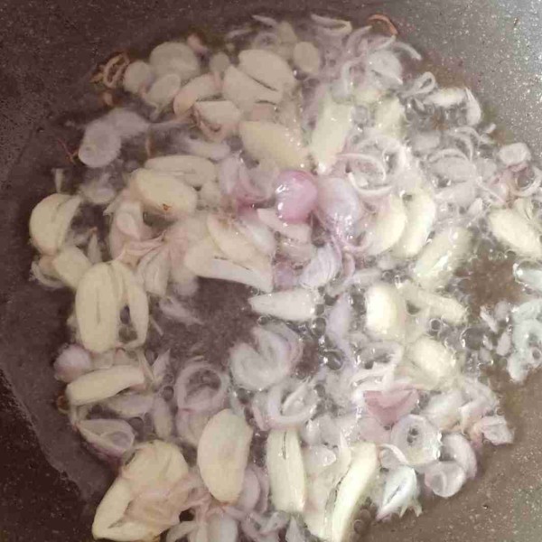 Panaskan minyak goreng kemudian tumis bawang merah dengan bawang putih sampai layu.