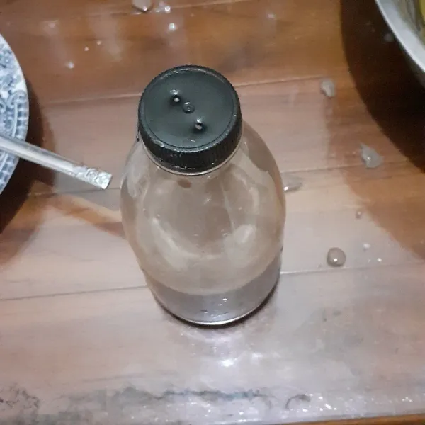 Masukkan adonan ke dalam botol dengan dilubangi 2 lubang pada tutup botol.