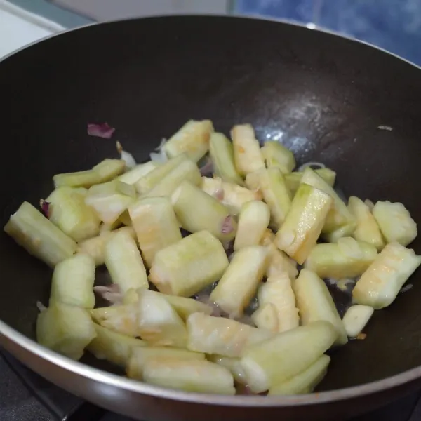 Masukkan labu air. Aduk