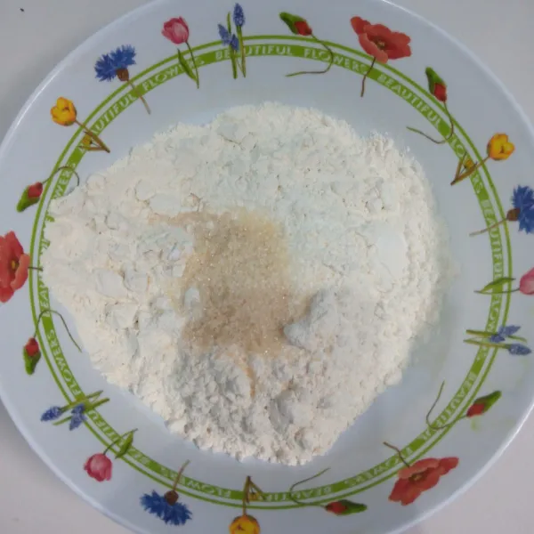 Campur tepung terigu, ragi instan, baking powder dan gula pasir.