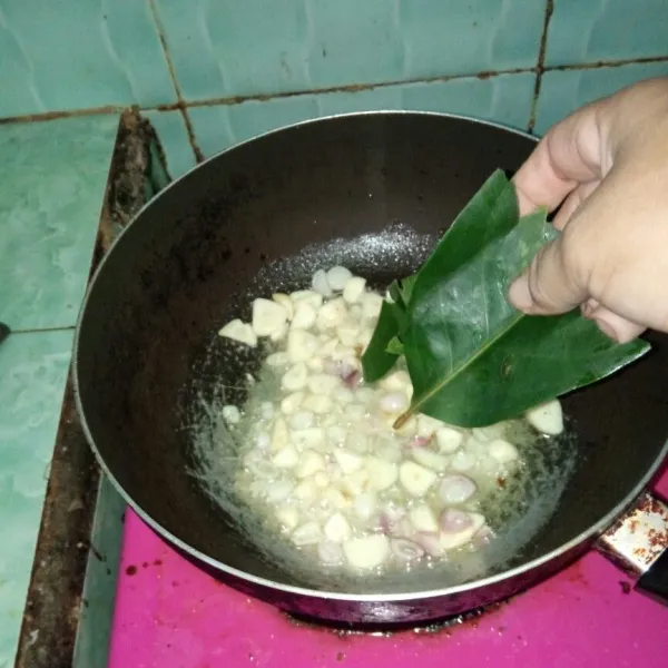 Panaskan wajan, tumis bawang merah dan bawang putih yang sudah diiris iris sampai harum