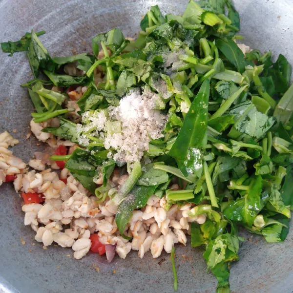 Masukkan kangkung,gula,garam dan lada bubuk. Aduk rata. Masak sampai kangkung matang. Icip rasa. Sajikan