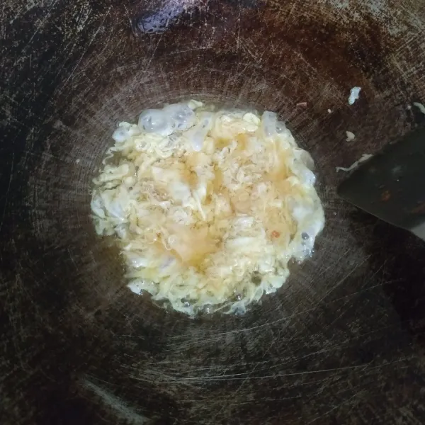 Panaskan sedikit minyak goreng. Buat orak arik telur.