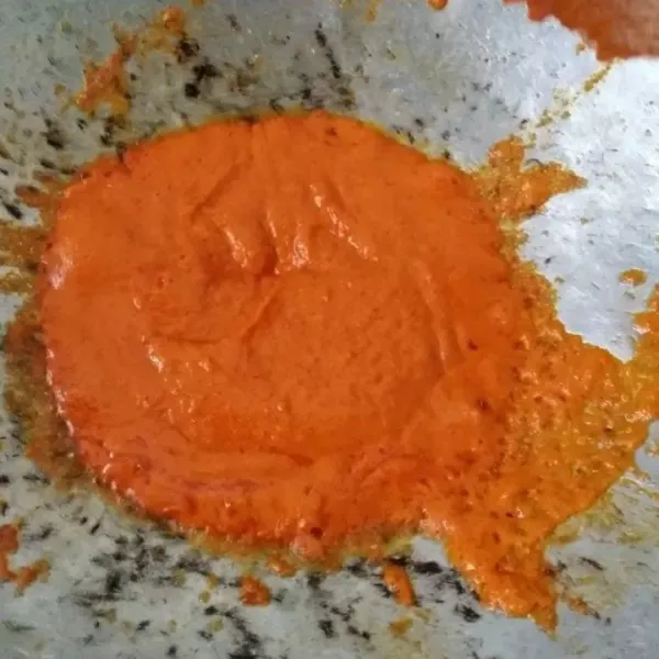Haluskan cabe merah,cabe rawit,bawang merah dan bawang putih.lalu tumis sampai bau langu nya hilang