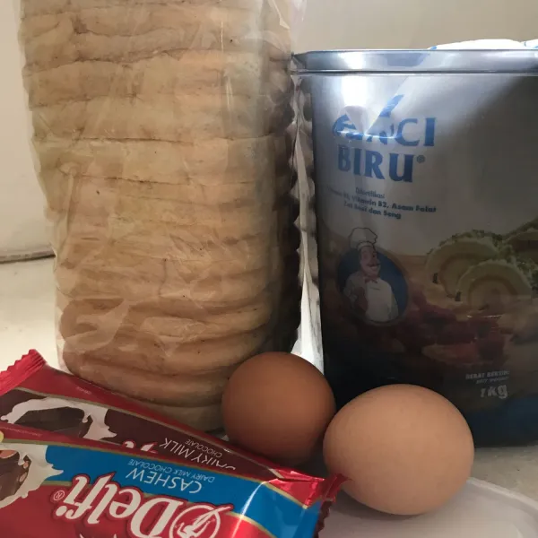 Siapkan roti tawar, coklat batangan, tepung terigu dan telur.
