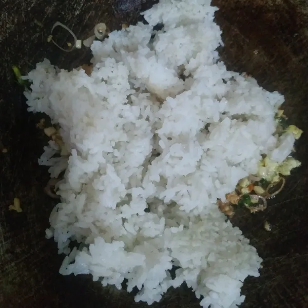 Masukkan nasi, aduk rata.