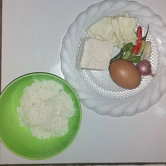 Siapkan bahan, haluskan nasi menggunakan sendok sampai tekstrurnya menyatu dan tidak kasar