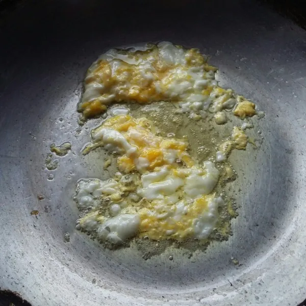 Panaskan minyak, masak telur, buat telur orak arik.