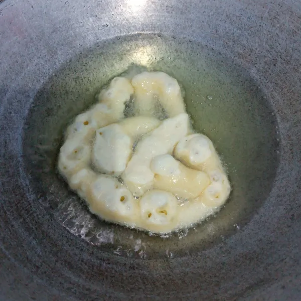 Kemudian semprotkan ke dalam minyak panas secara melingkar. Goreng sampai matang. Sajikan.