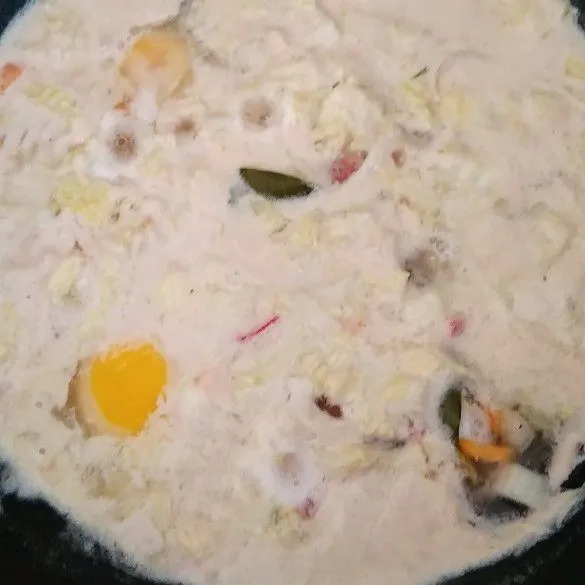 Masukkan telur, masak sampai matang. Sajikan