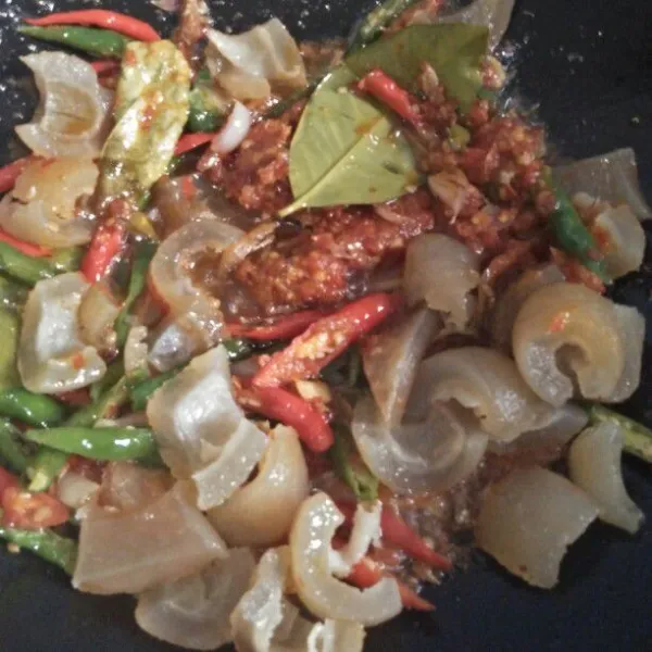 Masukkan kikil masak hingga matang lalu campur aduk rata dengan tahu goreng.