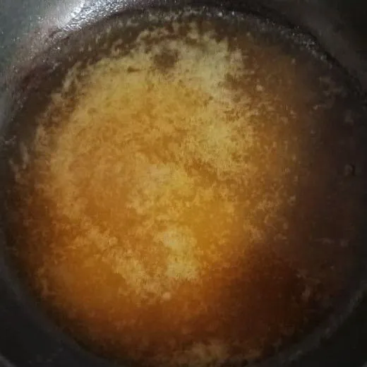 Lalu panaskan air dan 1 gelas gula hingga menjadi karamel.