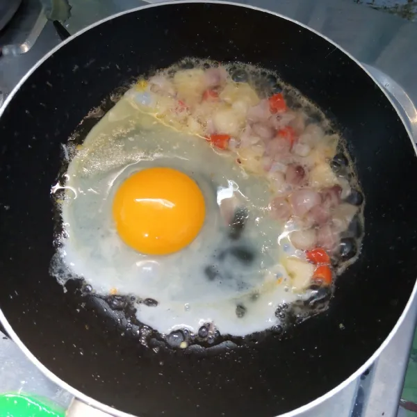 Tumis bawang merah,bawang putih dan cabai rawit sampai layu. Kemudian masukkan telur ayam. Masak sampai matang. Jangan lupa dibalik