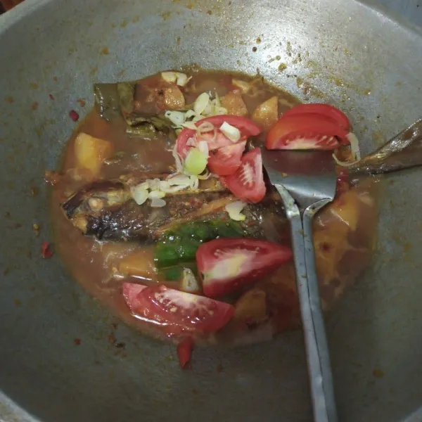 Terakhir masukkan potongan tomat dan daun bawang, koreksi rasa. Sajikan