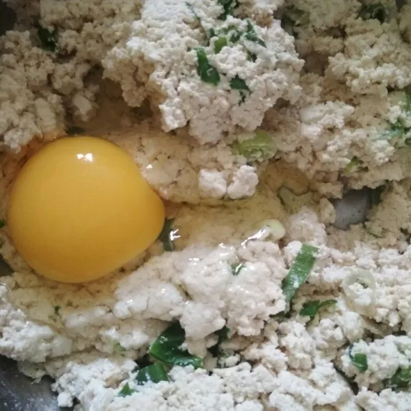 Tambahkan telur ayam aduk hingga rata