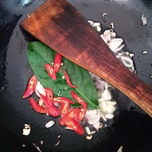 Tumis bawang, irisan cabai dan salam