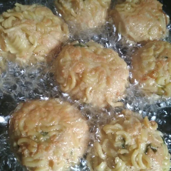 Panaskan minyak goreng tahu hingga kuning keemasan, angkat tiriskan