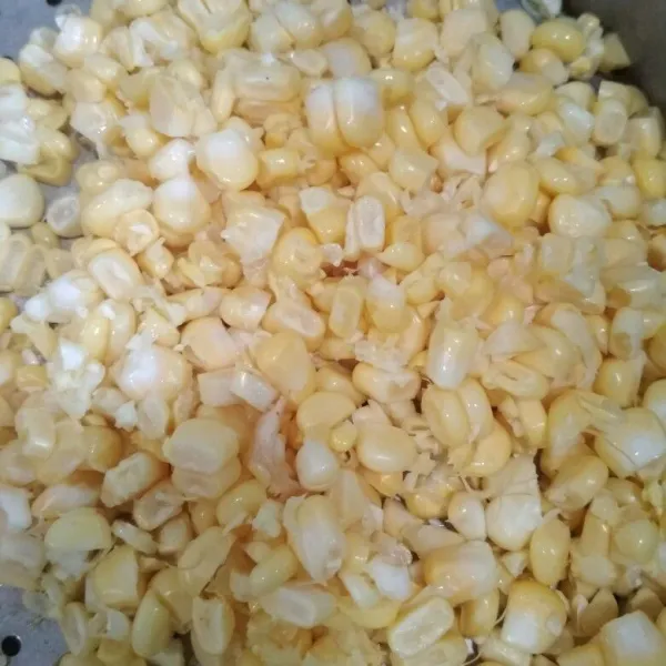 Kukus jagung manis hingga matang, bisa menggunakan rice cooker atau kukusan