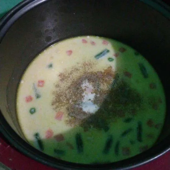 Tambahkan merica bubuk dan kaldu jamur