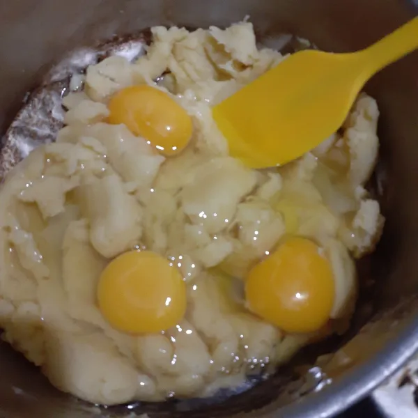 Setelah benar-benar dingin, masukkan telur, aduk hingga tercampur rata