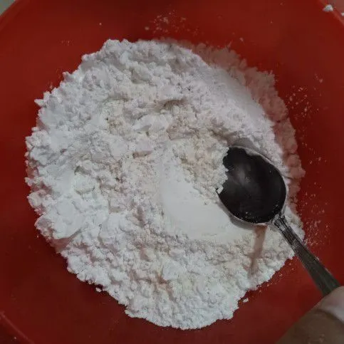 Campurkan tepung tapioka, tepung terigu, garam, dan kaldu bubuk. Aduk hingga rata