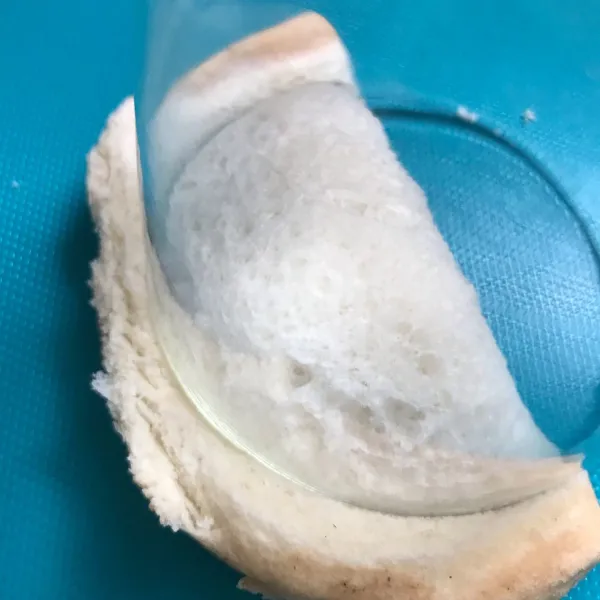 Lipat dua dan buang pinggiran roti menyesuaikan gelas (atau atasnya bisa ditutup roti lagi jika ingin hasilnya bulat ya bun)