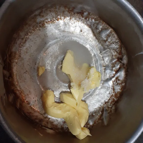 Campurkan air, gula pasir, dan mentega. Lalu masak hingga mendidih dan tercampur