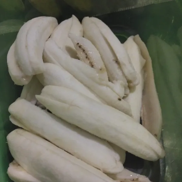 Belah pisang menjadi 4 memanjang.