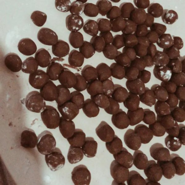 Adoni 2sdm nutrijel coklat, 4 sdm tepung tapioka dan air. Lalu bentuk bulat-bulat kecil