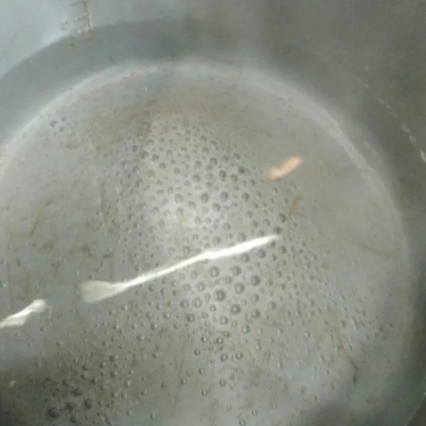 Panaskan air di dalam rice cooker.