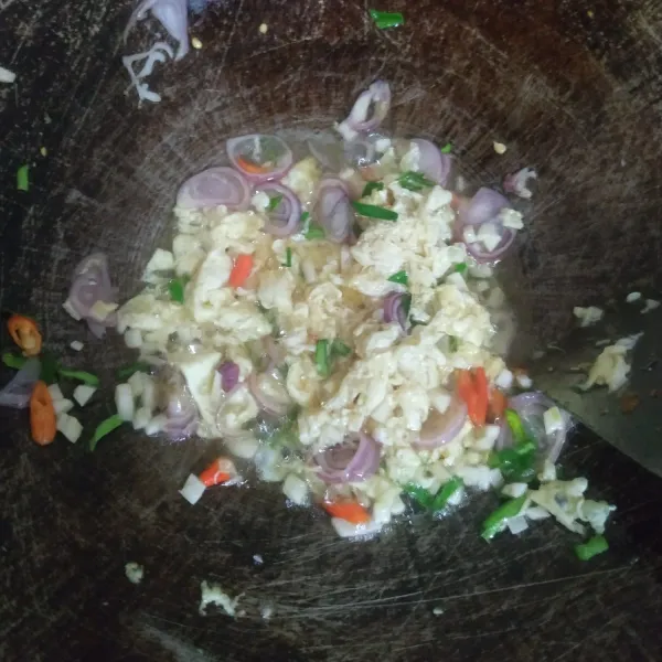 Masukkan bawang merah, bawang putih, cabe rawit dan daun jeruk. Tumis sampai harum dan layu.