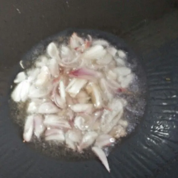 Tumis bawang putih dan bawang merah.