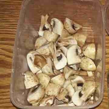 Potong jamur dan cuci jamur hingga bersih