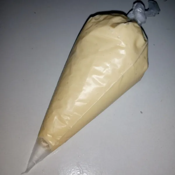 Masukkan adonan ke dalam plastik segitiga.