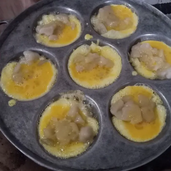 Tuangkan kocokan telur, masak hingga telur matang