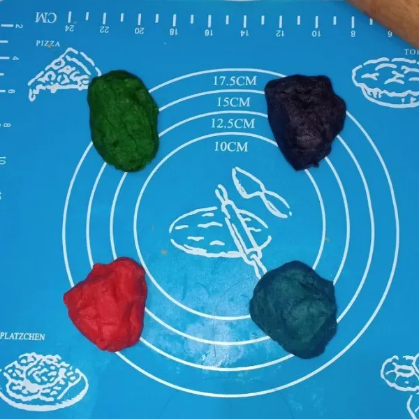 Bagi adonan B menjadi 4 bagian, bulatkan dan masing-masing beri warna dengan pewarna makanan