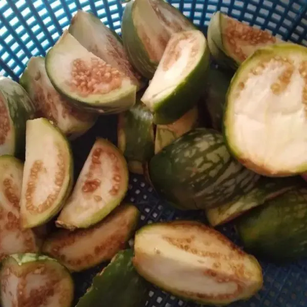 Cuci terong,lalu potong potong.goreng sampai kecoklatan