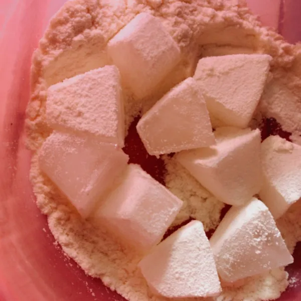 Membuat Cream Cheese... Campur es batu, susu bubuk, gula pasir dan susu kental manis kedalam mangkuk