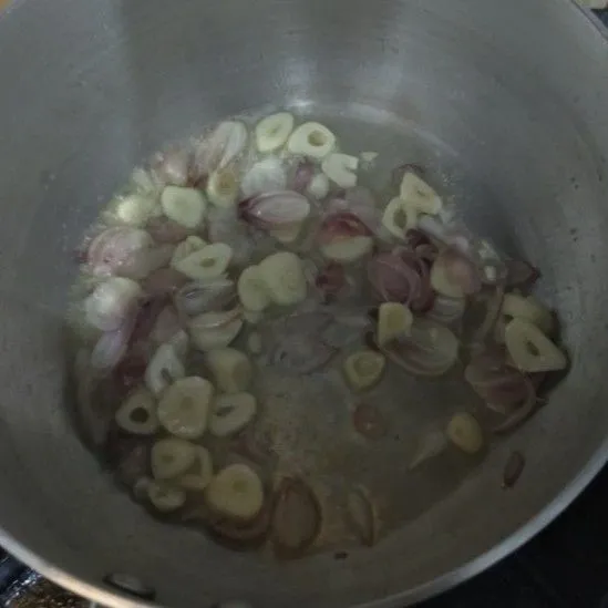 Panaskan minyak goreng, tumis bawang merah dan bawang putih hingga harum
